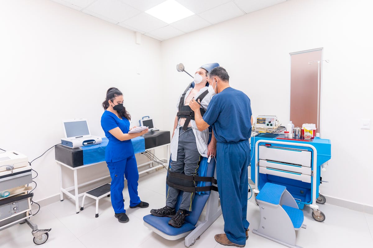 1.2. Ce cod de culori pentru halate de spital se aplica in functie de specialitate_angajati pe sectia de cardiologie