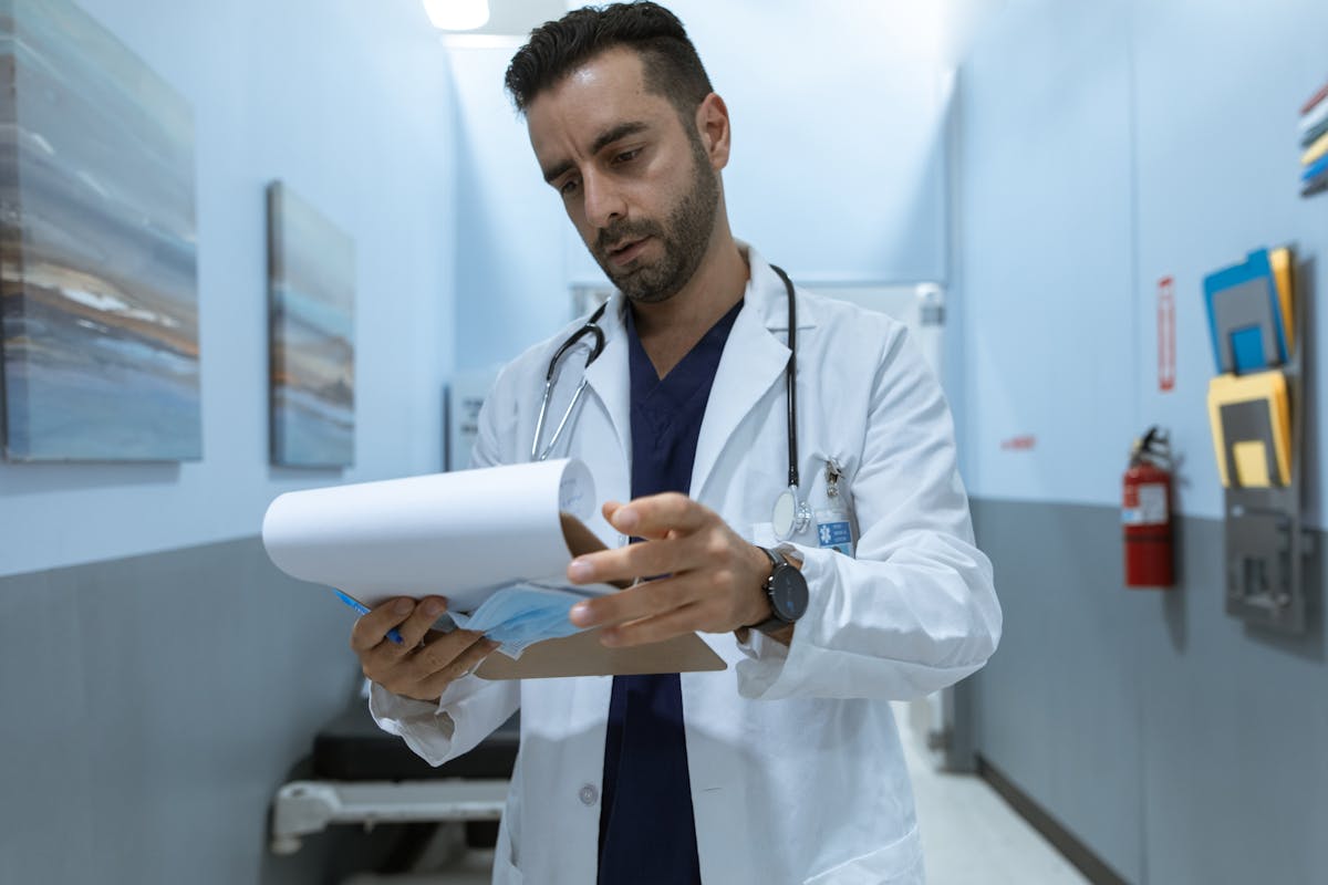 1.2. Ce cod de culori pentru halate de spital se aplica in functie de specialitate_medic generalist