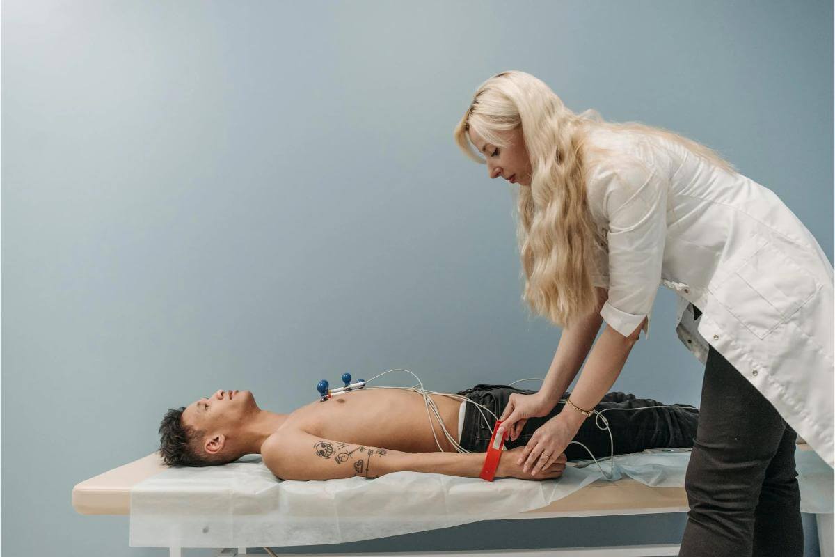 1.Ce inseamna Holer EKG-barbat intins, fire pe piele, femeie medic