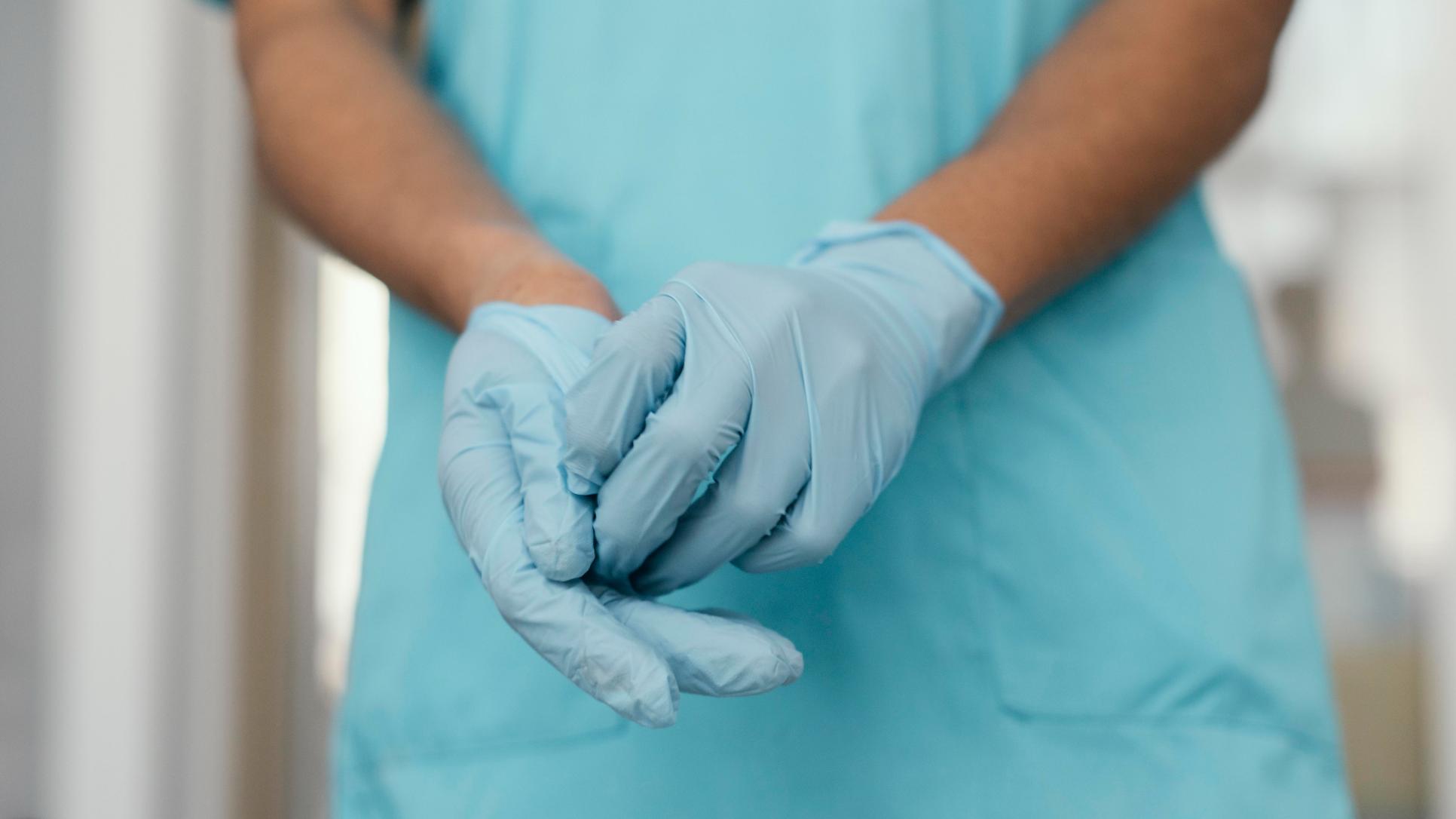 Anestezia_locală_-_mănuși,_medic