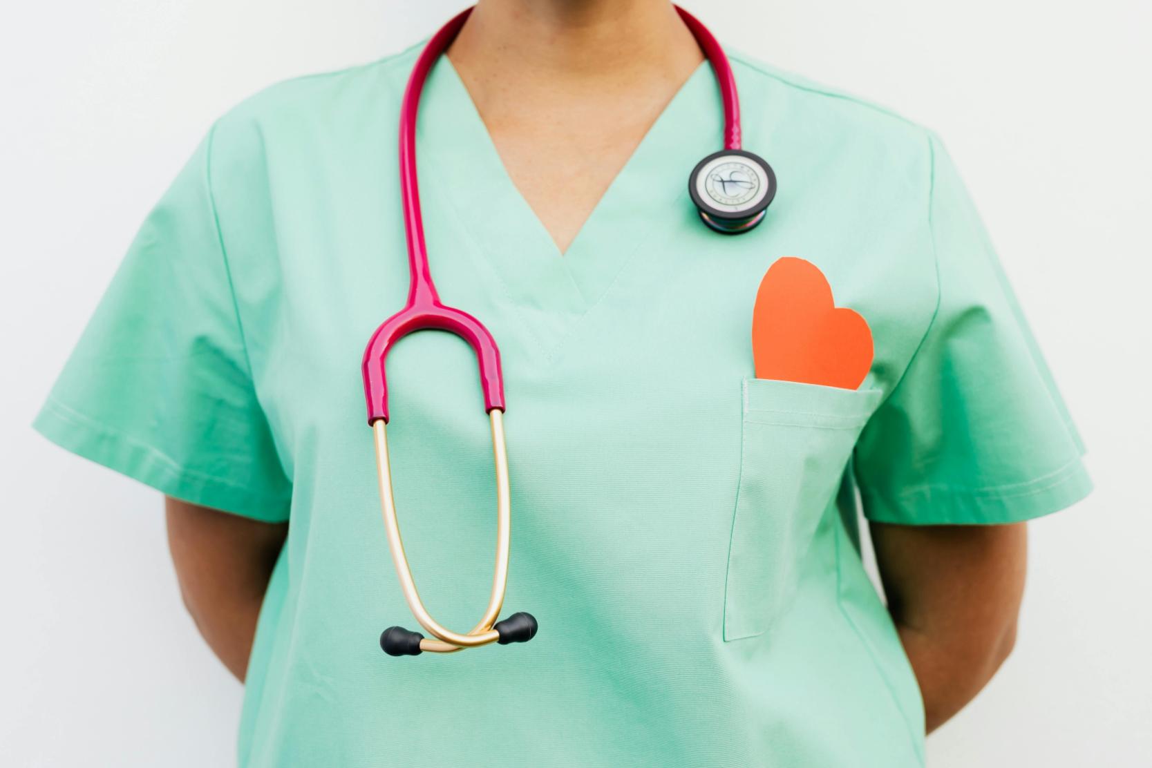 1. Ce este infarctul miocardic - doctorita, costum medical verde deschis