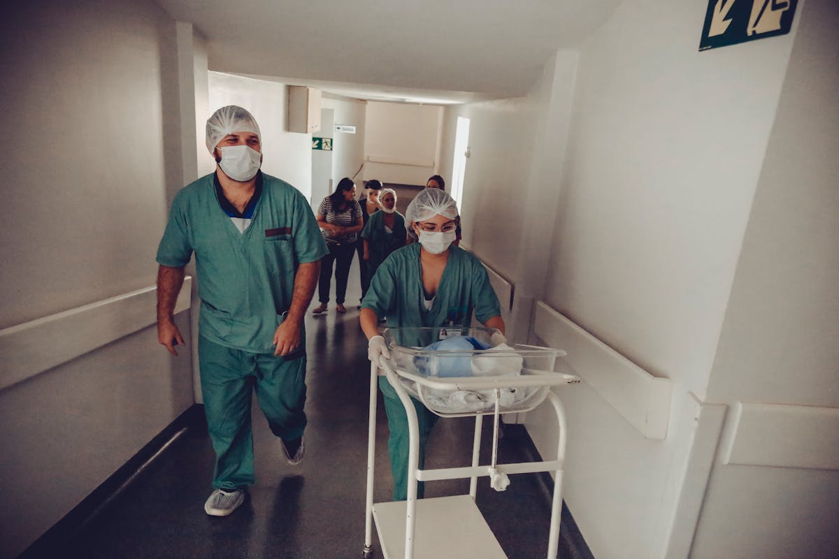 1. De ce este important sa existe un cod al uniformelor de spital_personal echipat cu uniforma si bonete