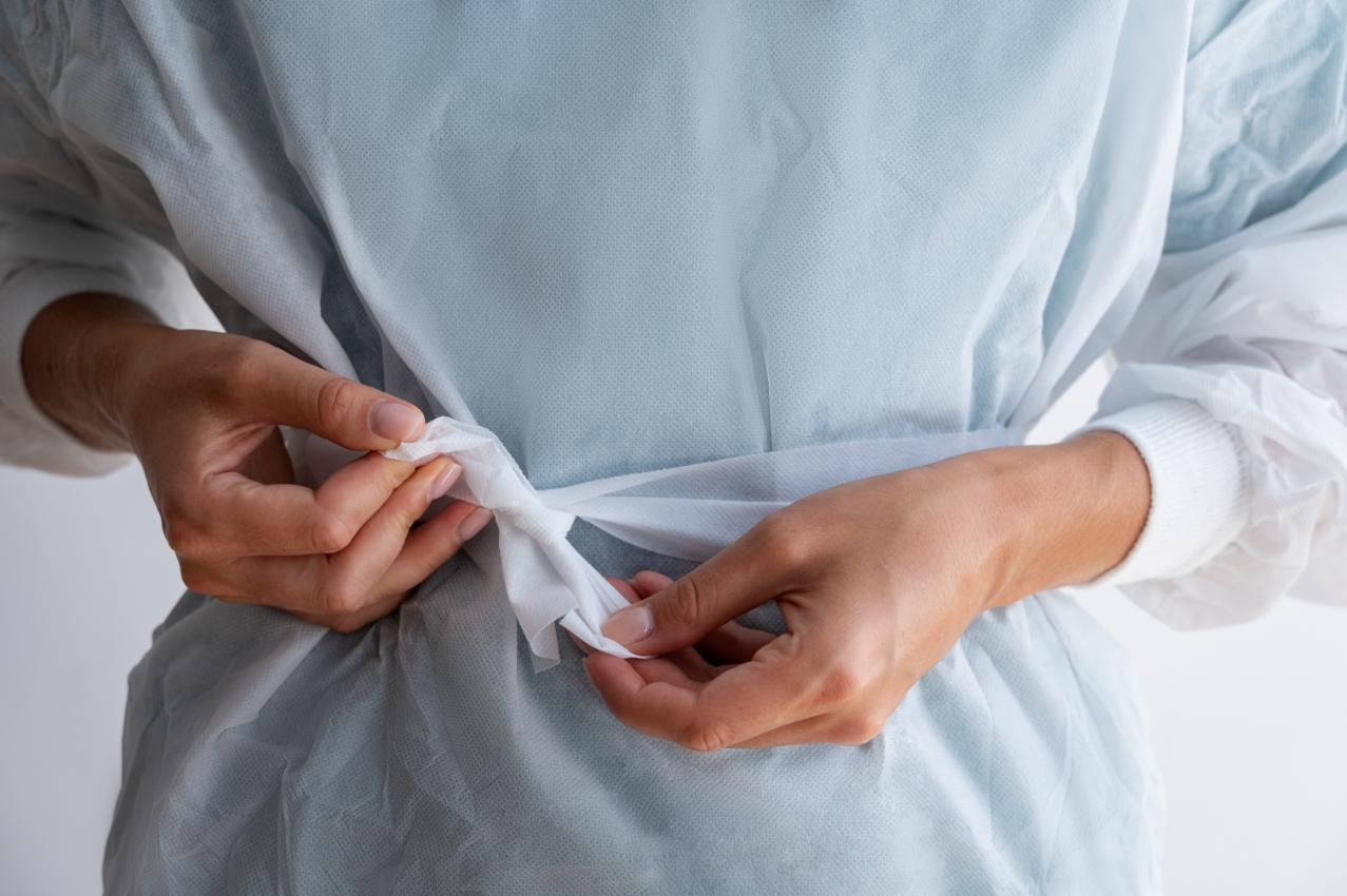 1. Embolizare fibrom uterin - halat medical, mâini