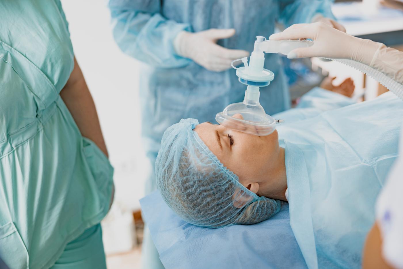 2. Anestezia generală - pacient, mască de anestezie, doctori