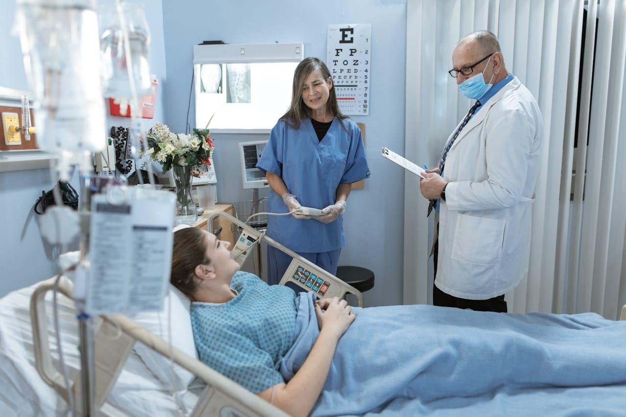 2. Ce calitati trebuie sa aiba o infirmiera - pacient, medic, infirmiera, pat de spital, tratament, uniforme medicale