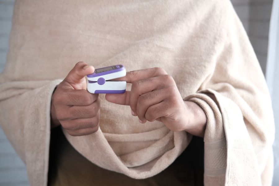 2. Saturatie oxigen in functie de varsta - valorile care pot aparea, simptomele si cauzele unei saturatii scazute_Femeie care masoara saturatia de oxigen, pulsoximetru