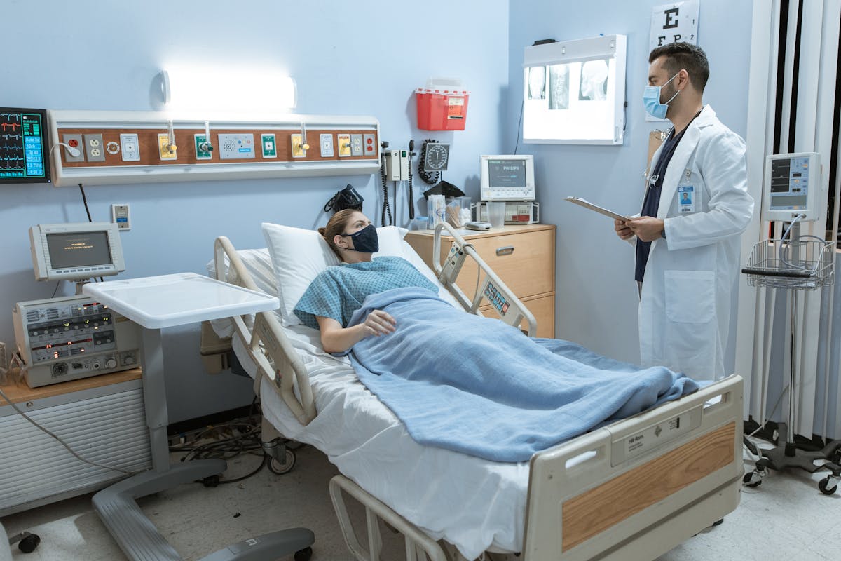 2. Tipuri de pozitii ale pacientului in functie de afectiunea pe care o prezinta_pacienta intinsa in pat discutand cu medicul