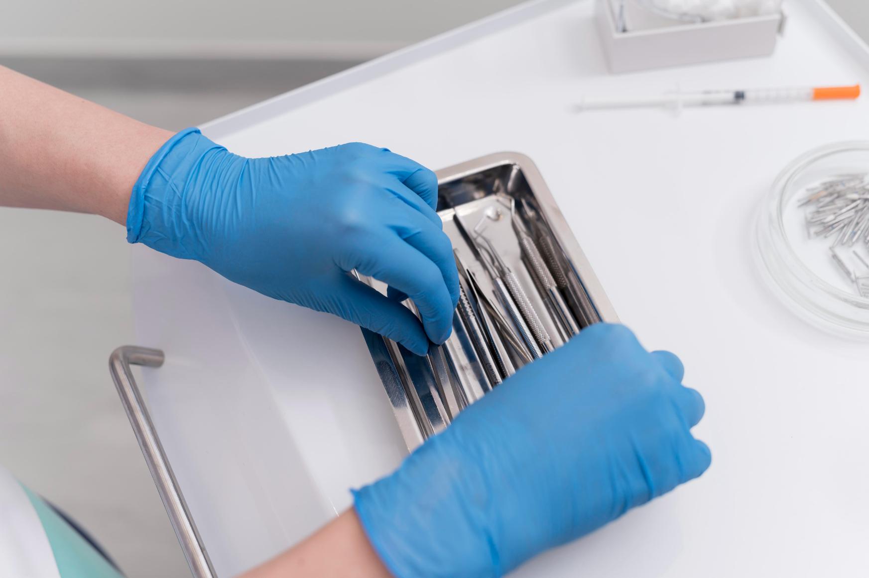 Anestezie_dentară_-_mănuși,_instrumente_clinică_stomatologică