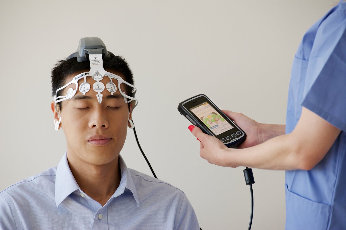 3. Cum se pune diagnosticul problemelor neurologice_barbat la investigatii neurologice
