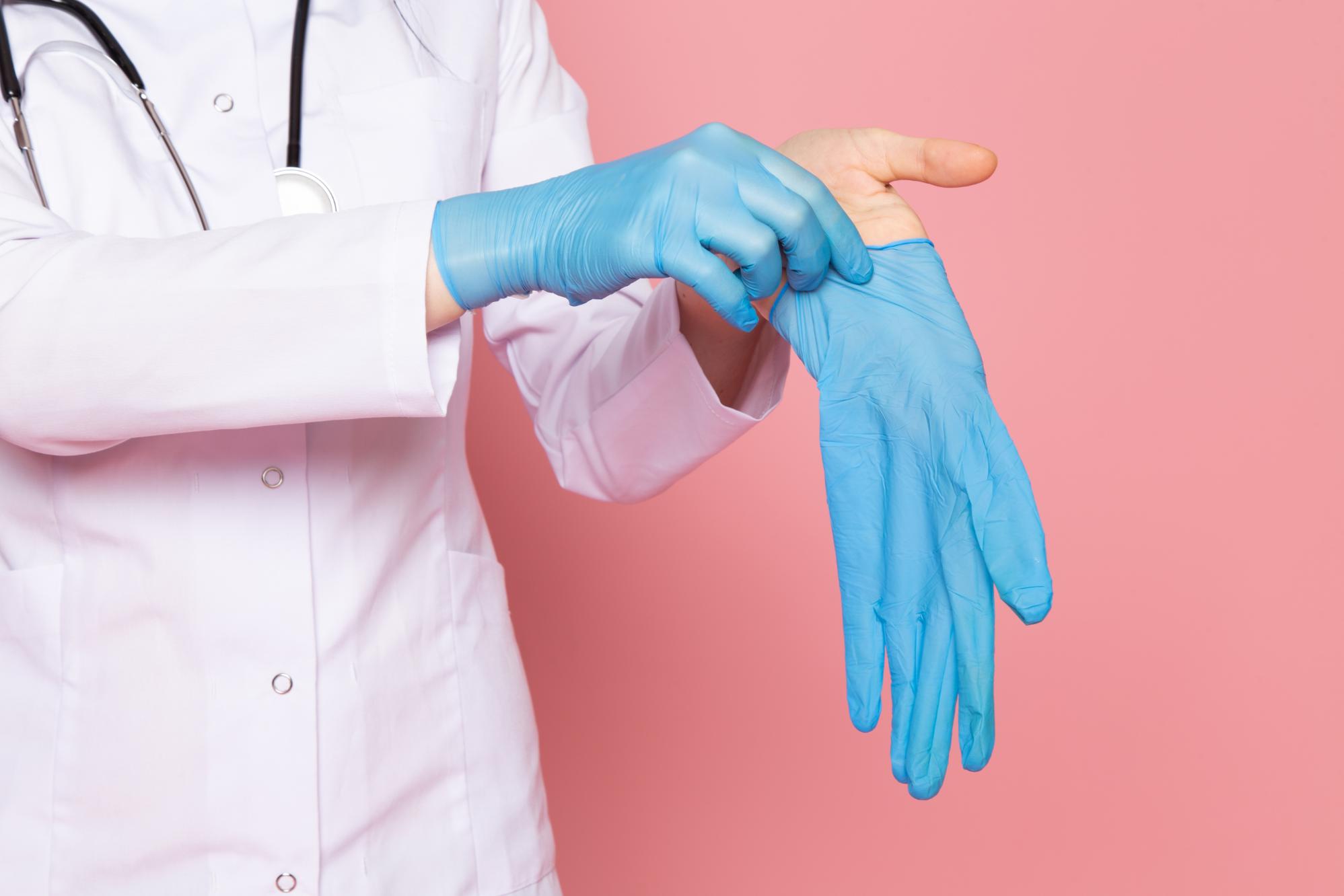 3. Histeroscopia - mănuși albastre, doctor, halat