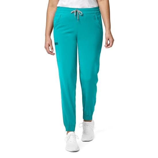3. Obligatiile infirmierei - pantaloni medicali verzi, bluza alba, pantofi albi, fundal alb