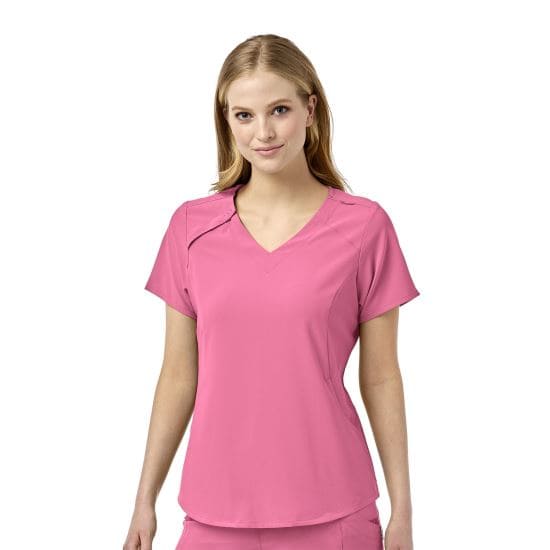 3. Obligatiile infirmierei - uniforma medicala roz, bluza medicala roz, pantaloni medicali roz, fundal alb