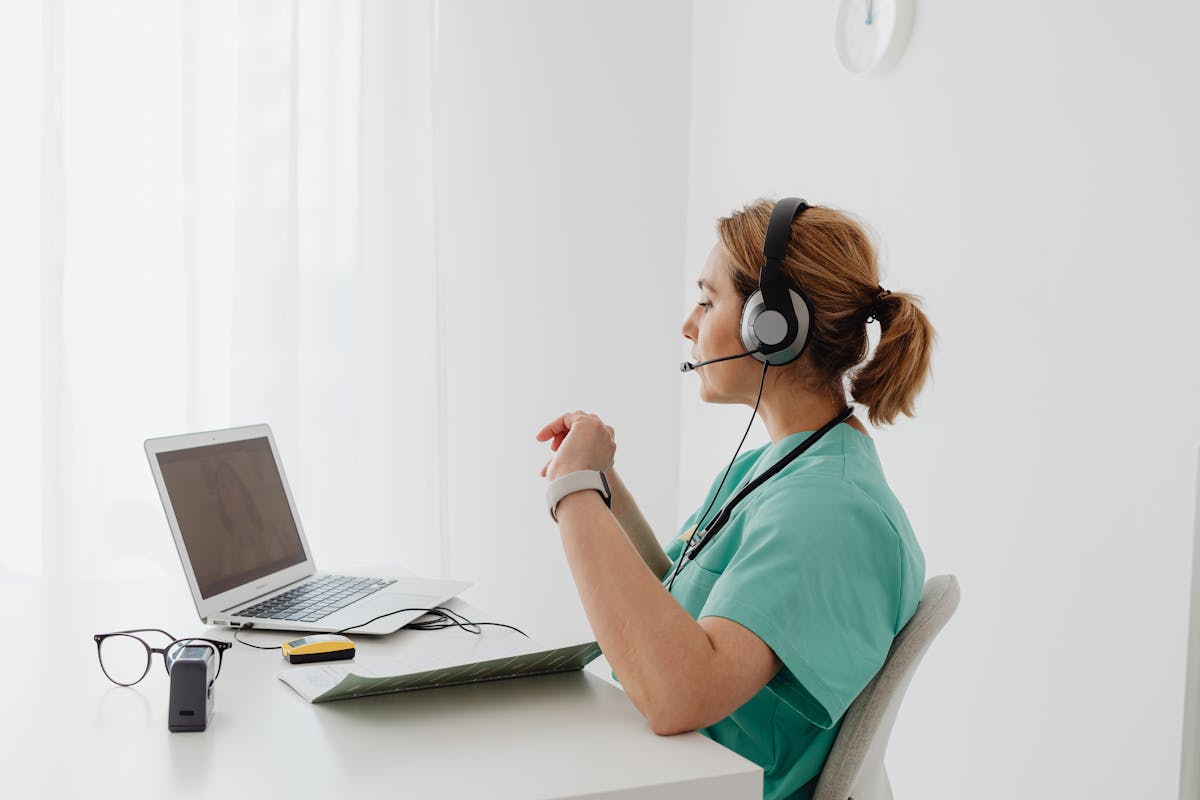 4. Mijloace de comunicare cu pacientii ce sufera de cele mai frecvente boli neurologice_doctor comunicand prin telemedicina