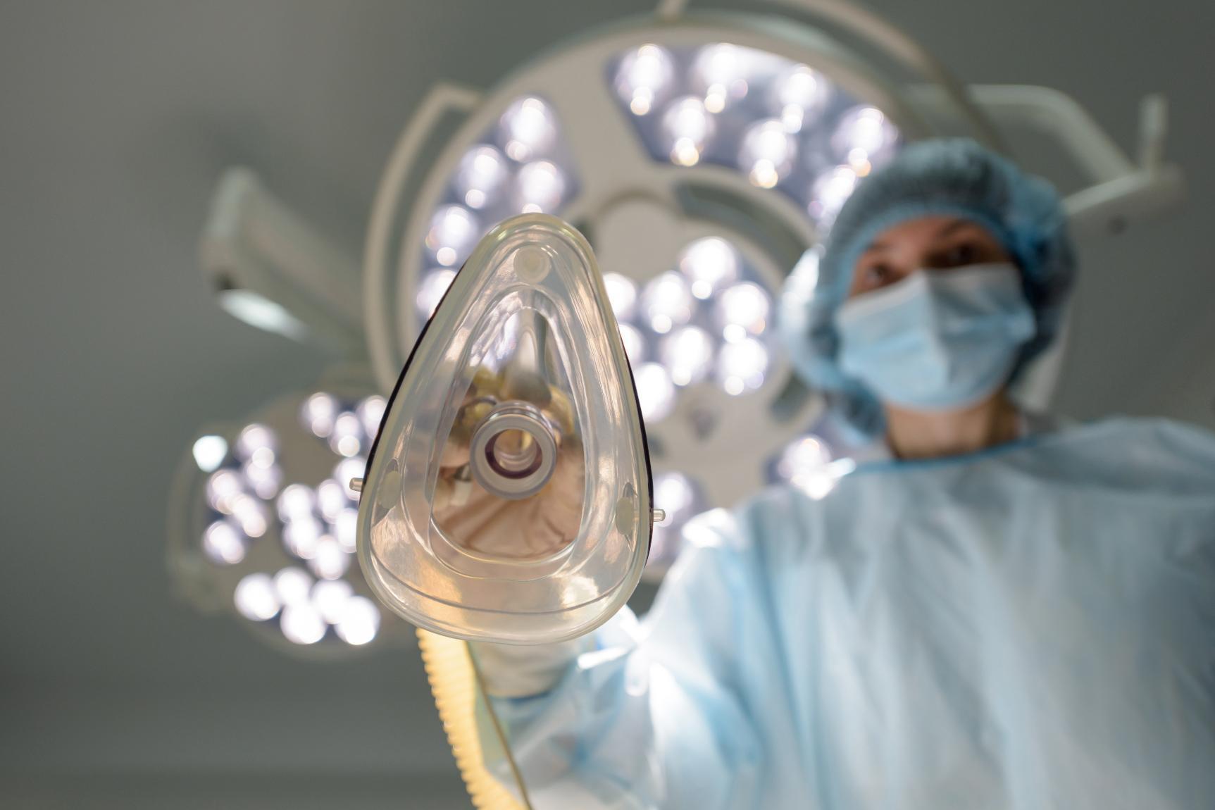 6. Efectele anesteziei generale pe termen lung - mască de oxigen, lumini, doctor, mască medicală