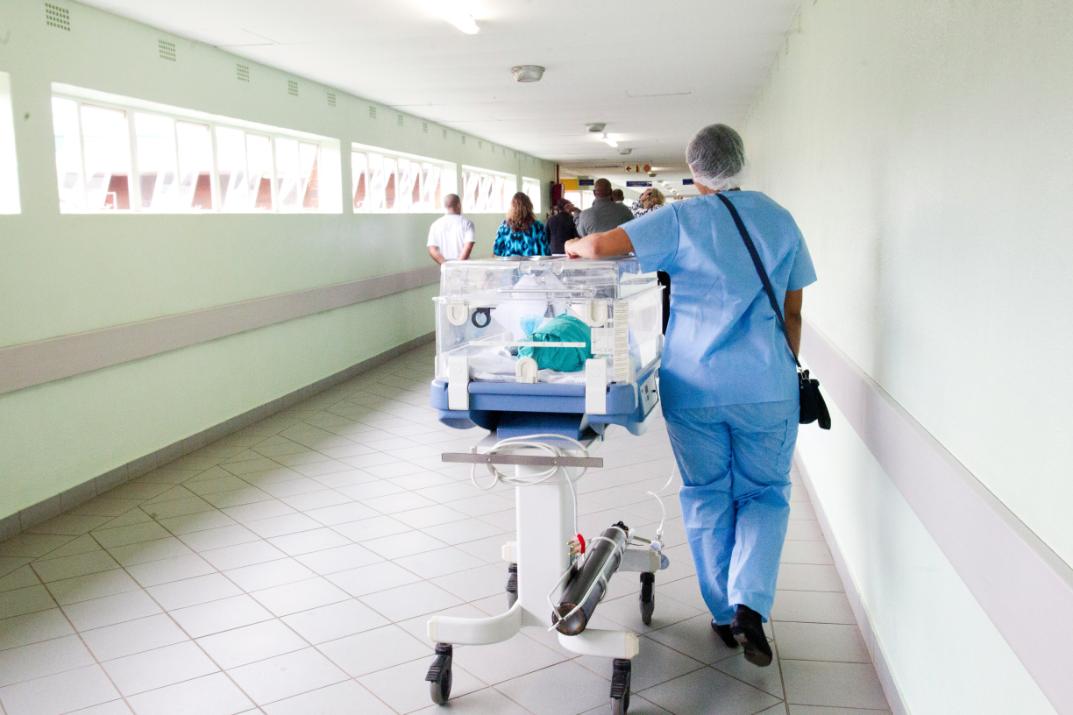 Meseria de asistent medical - ce presupune, de ce calități este nevoie pentru a excela în domeniu și de ce sunt atât de importante uniformele medicale de calitate