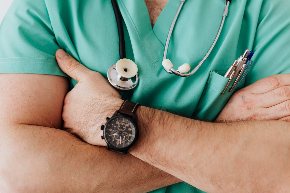 Titlu_Codul de culori pentru uniforme de spital-g hidul pe care il respecta toate cadrele medicale din unitatile de sanatate