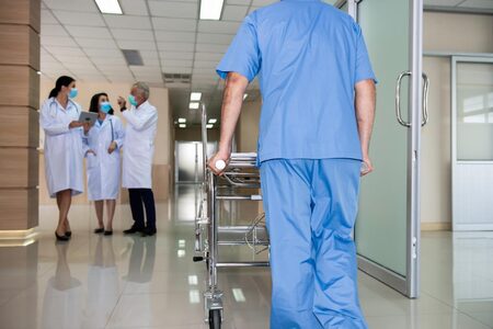 Ce face un brancardier – atribuțiile și importanța acestuia în procesul de îngrijire medicală