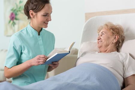 Ce face o îngrijitoare în spital? Informaţii de bază despre rolul său şi sugestii de uniforme medicale adecvate
