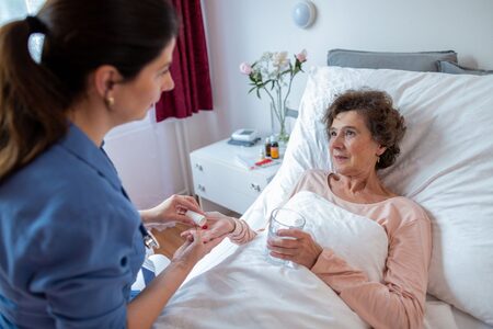 Ce face un asistent medical generalist? Rolul şi responsabilităţile sale, tipuri de asistenţi şi diferenţe + importanţa uniformelor medicale
